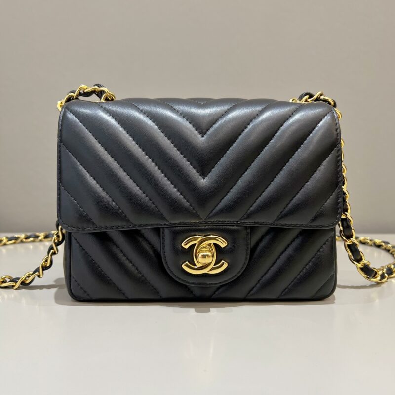 CHANEL Flap V 17cm - high-quality designer bag dupe