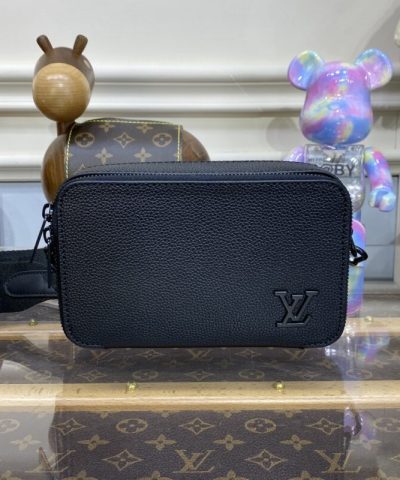 Replica Louis Vuitton Alpha Messenger Black