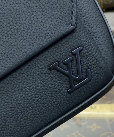Replica Louis Vuitton Pilot Wearable Wallet Black